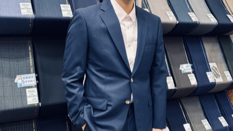 光沢感が美しいネイビースーツのアイキャッチ画像