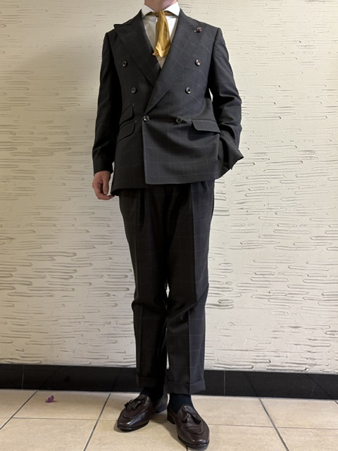 スーツ×スカーフで楽しむ新しいクラシックスタイルのアイキャッチ画像