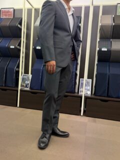 ”信頼感”を纏う、王道のグレースーツの画像
