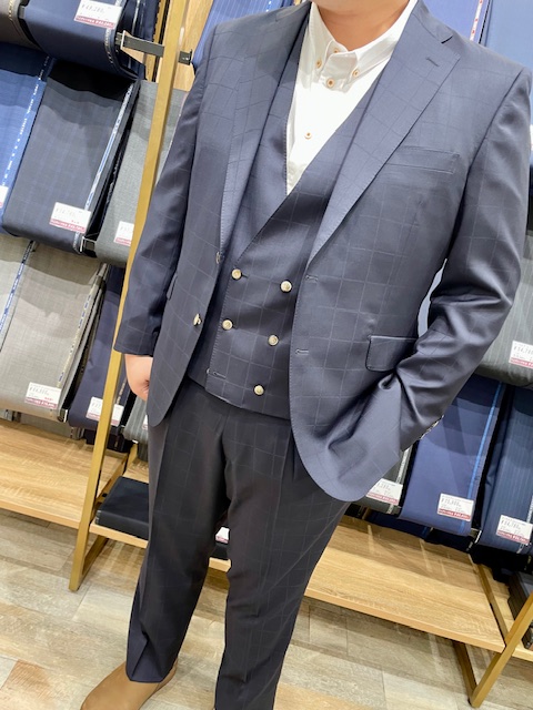 上品な光沢感が特徴的なネイビーシャドーチェックスーツ！のアイキャッチ画像