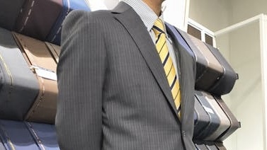 グレー×紫ストライプスーツのアイキャッチ画像