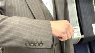 ブラウン×ストライプでこなれた雰囲気の画像