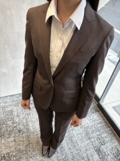 ブラウンのレディーススーツもおススメですの画像