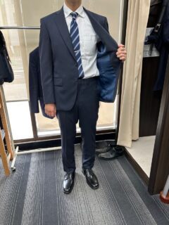 スッキリとした爽やかなストライプスーツの画像