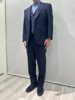 織り柄で魅せる、品のある一着の画像
