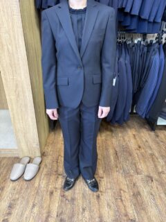パンツスーツでお仕立て頂きました。の画像