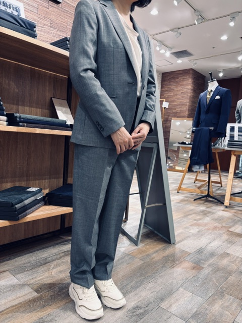 着用のシーンを選ばず着用出来る明るめのグレー無地のテーパードパンツスーツのアイキャッチ画像