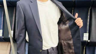 一年通して使えるネイビーを、すっきり着こなしての画像
