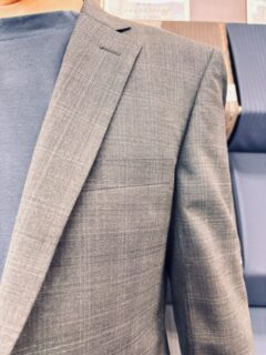 グレーチェックで柔らかな印象に。の画像