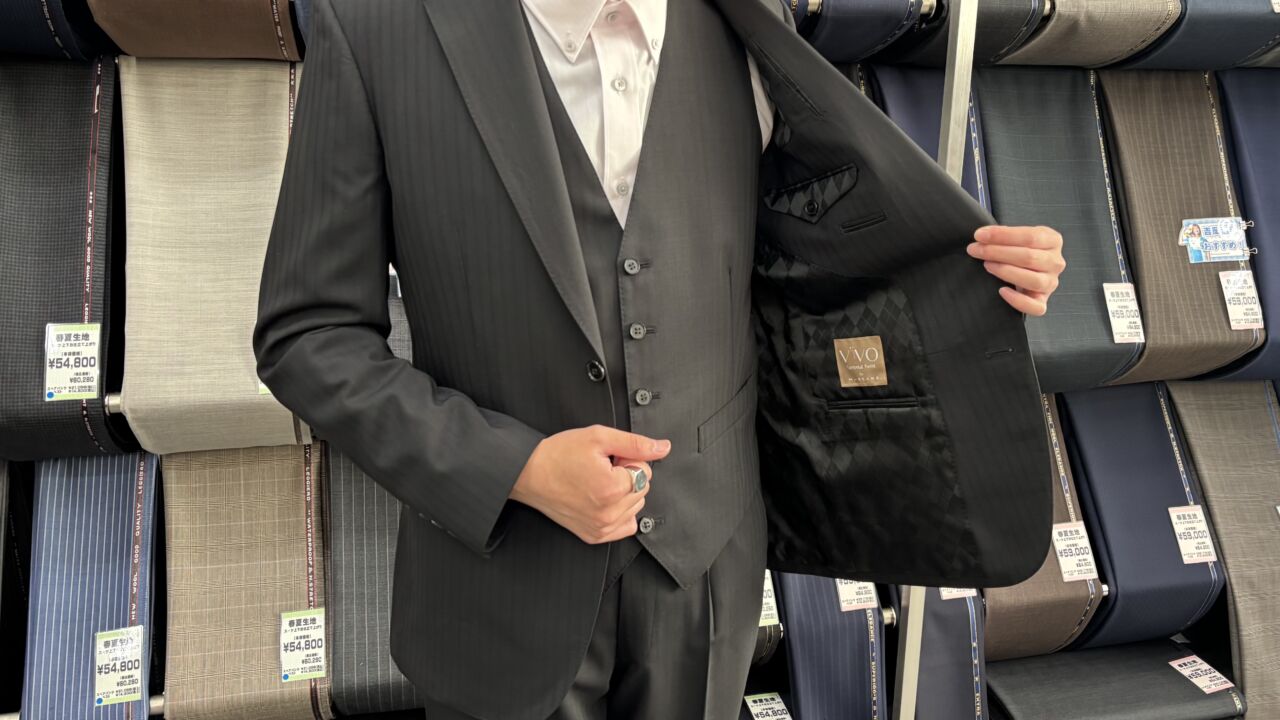 さりげないストライプでワンランク上のブラックスーツへ-仙台泉店