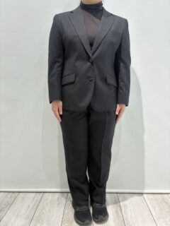 シンプルの中にさりげないこだわりが光る一着の画像