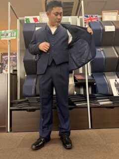 シンプルでありながら存在感のあるネイビースーツ！の画像