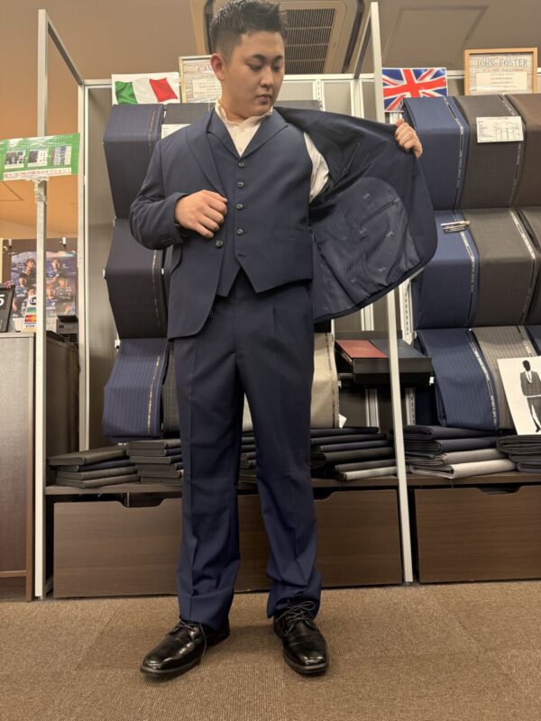 シンプルでありながら存在感のあるネイビースーツ！のアイキャッチ画像