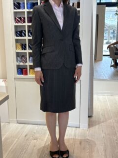爽やかなグレー×ライトブルーのストライプスーツ【REDA】の画像