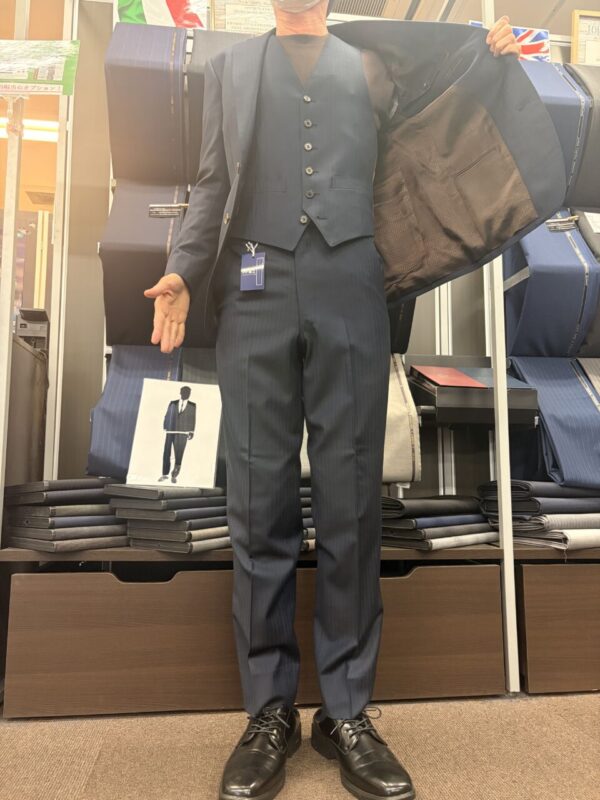 ビジネススーツを支える紺のストライプ生地のアイキャッチ画像