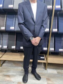 艶×織柄が上品にシルエットを引き立てる濃紺スーツの画像