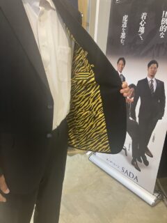 阪神タイガーススーツの画像