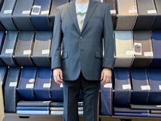凛とした品格を放つディープトーンの1着の画像
