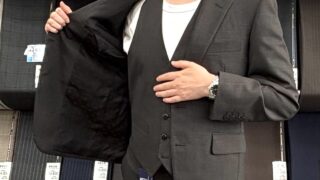細部にこなれ感が光るブラウンチェックスリーピースの画像