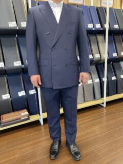 重厚感のあるネイビーダブルスーツの画像