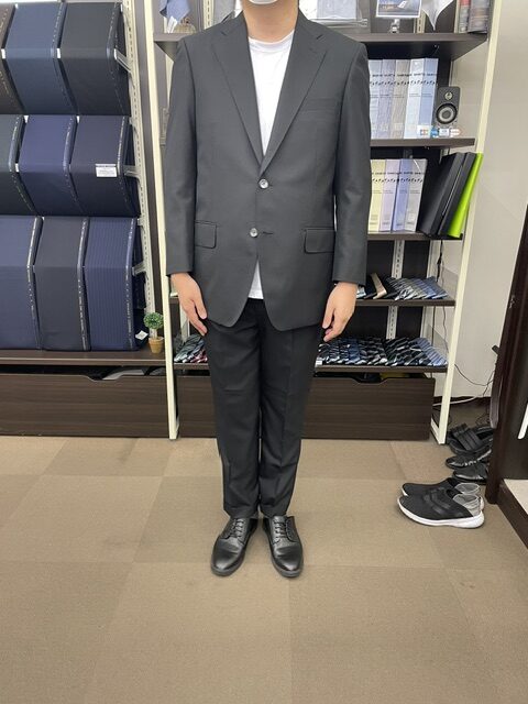 仕事に寄り添う一着、黒無地で仕立てるのアイキャッチ画像