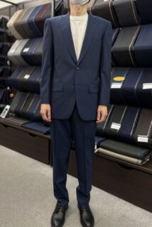 さりげないストライプが大人の余裕を引き立てるの画像