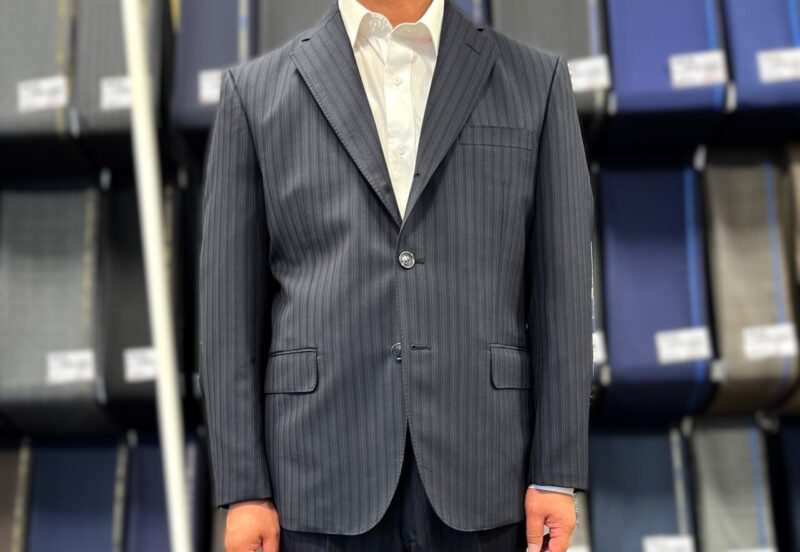 クールなストライプ柄がかっこいいシングルスーツスタイルのアイキャッチ画像