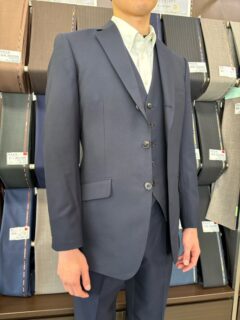 スリーピースでスタイリッシュに。の画像