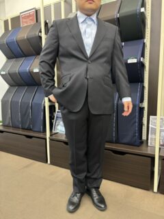 就職活動の第一歩を支える、王道ブラックスーツの画像