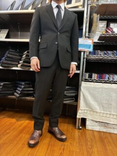 凛とした気品を放つスマートな現代的シルエットの画像