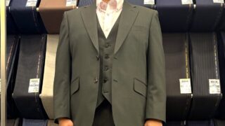 華やかなグリーンカーキをスリーピースで楽しむの画像