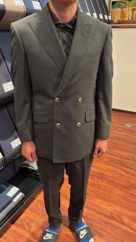 ダブルスーツの正統派スタイルをオシャレに着こなすのアイキャッチ画像