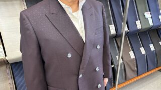 ラメ入りの生地でラグジュアリーな装いの画像
