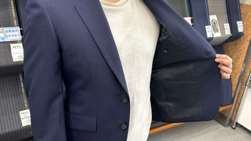 シンプルな紺スーツはすっきりシルエットで着こなすと◎のアイキャッチ画像