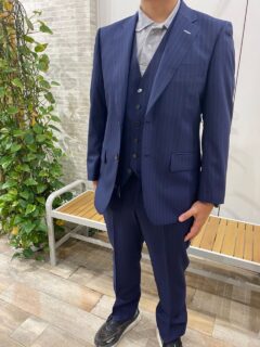 生地の柔らかさと光沢感に優れたストライプ柄三揃いスーツの画像