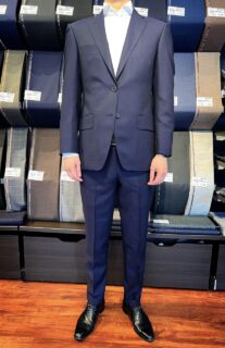 体型にピッタリと合わせスマートなシルエットに仕上がった1着の画像