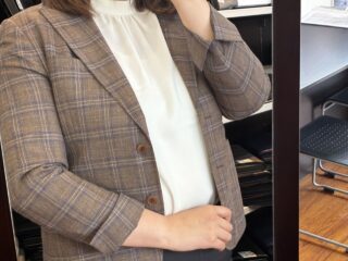 手元に宿る、大人の抜け感。レディースジャケットに「スリットカフ」の画像