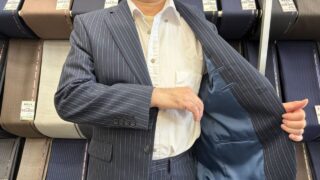 スタイルアップ効果のあるストライプスーツの画像