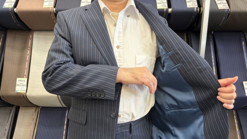 スタイルアップ効果のあるストライプスーツのアイキャッチ画像