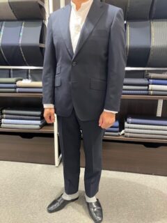 鉄板の紺無地スーツです。しかし何かが違う、、、！チェンジポケットやステッチ加工をプラスしてクラス感漂う1着をお仕立ていただきました。の画像