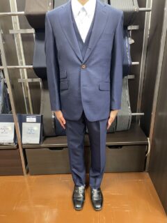 茶色のアクセント、ダブルのベスト。の画像