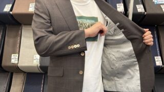 きらめく貝ボタンと裏地がポイントのブラウンチェックスーツの画像