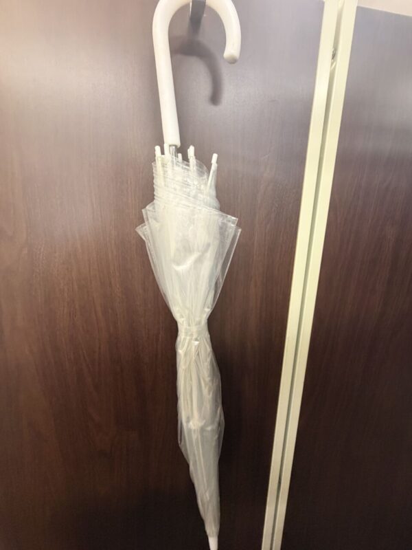 雨の日にスーツが濡れたときの正しい対処法｜天神のスーツ屋が教える緊急ケアのアイキャッチ画像