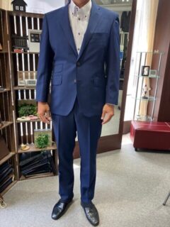 青無地のスーツ！は抵抗ある方も多いのですが、すっきりとしたシルエットで一段階上の洗練されたスーツスタイルでお仕立て可能です！✊の画像