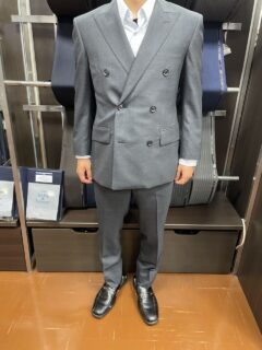 ピーク襟王道のダブルブレストスーツの画像