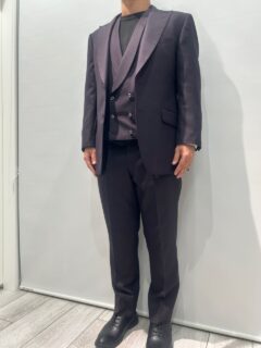 特別な日に映える、華やかなボルドースーツの画像