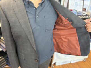 パッと目を引く、情熱的で華やかなテラコッタの裏地の画像