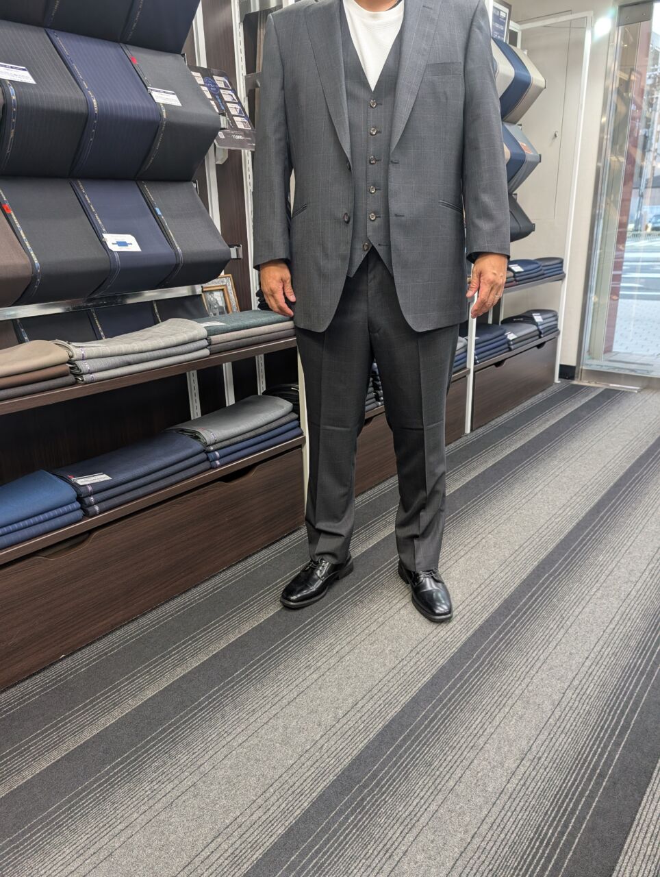 人気のグレーのグレンチェック柄にベスト付きでイケてる！-大阪谷町店