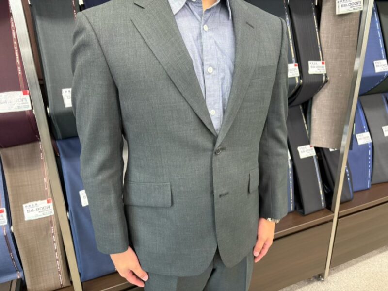 カーキ色スーツで格好良くキメる。のアイキャッチ画像
