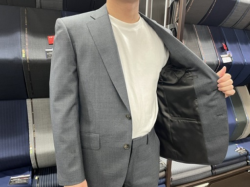 無地スーツはシルエットがより重要。のアイキャッチ画像